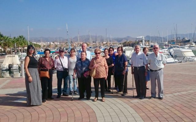 La asociación del centro de día de personas mayores dona 300 euros a la unidad de alzheimer