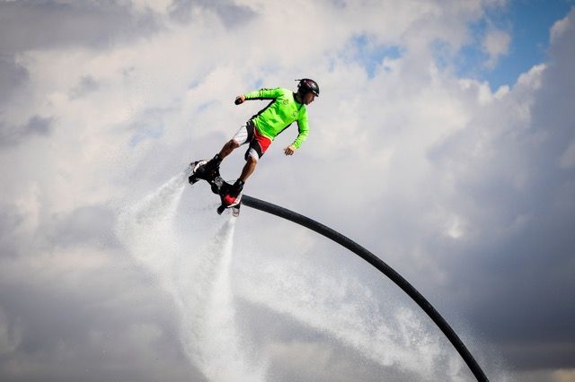 Las motos vuelan sobre las aguas de la Bahía