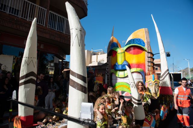 La escuela de danza ´De Rosa´ vuelve a ganar el desfile de carrozas