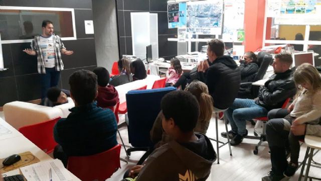 200 jóvenes y medio centenar de padres y madres participan en la I Lan Party Tecnológica de Juventud