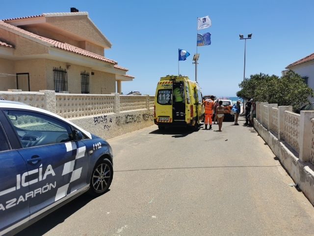 Socorristas han rescatado del agua a un bañista inconsciente en playa de Mazarrón