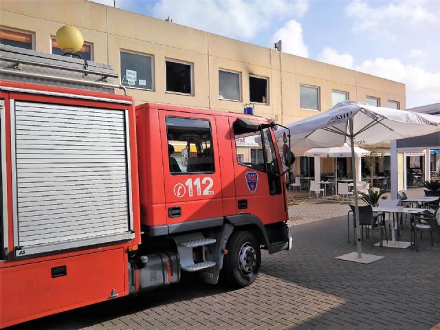 Sanitarios han atendido a un hombre afectado por el humo en el incendio en la cocina de un restaurante de Mazarrón