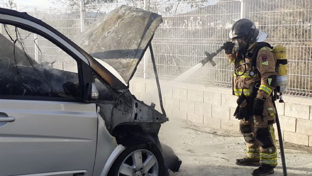 El incendio de una furgoneta en una estación de servicio en Mazarrón moviliza a los servicios de emergencias