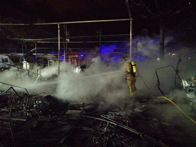 Bomberos apagan el incendio de caravanas y vehículos declarado esta madrugada en el camping de Bolnuevo