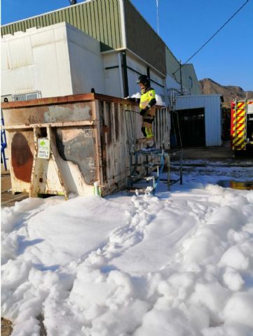 Incendio en un contenedor de una empresa hortofrutícola en Cañada de Gallego