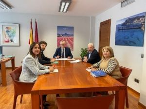 El alcalde Ginés Campillo, y la concejal de Sanidad, Carmen Navarro, se reúnen con el consejero de Sanidad