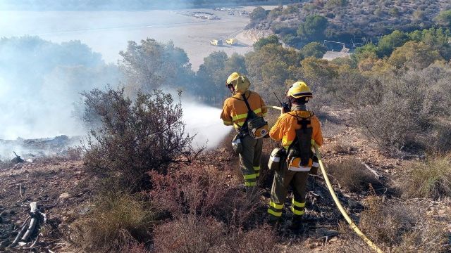 Incendio forestal en la RM-332 en el cabezo al lado de la rotonda en el Puerto de Mazarrón