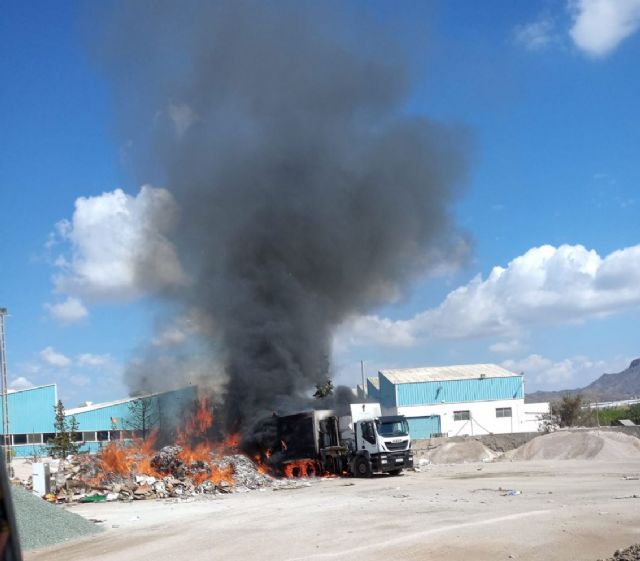 Bomberos sofocan el incendio de un camión en Mazarrón