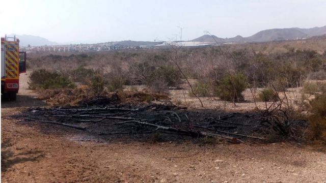 Incendio junto al camping Los Delfines, en Mazarrón