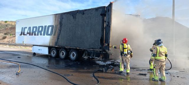 Servicios de Emergencias atienden un tráiler incendiado en la AP7, Mazarrón