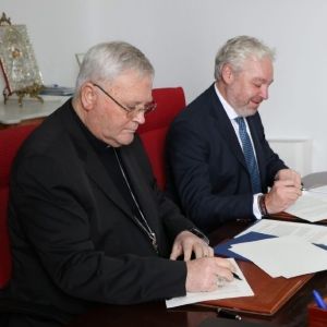 Firma del convenio para la restauración de la parroquia de San Antonio de Padua