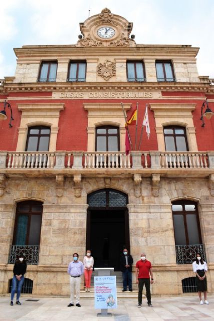 Minuto de silencio en homenaje a los fallecidos por covid-19 en el día internacional de la enfermería