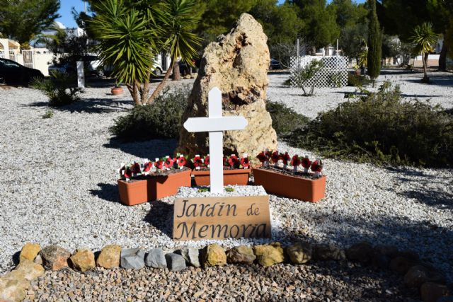 La comunidad británica de Mazarrón recuerda en el jardín de la memoria de Camposol a sus militares fallecidos