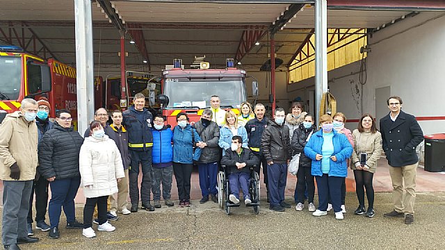 Usuarios del Centro de día de personas con discapacidad hacen una visita al centro de emergencias