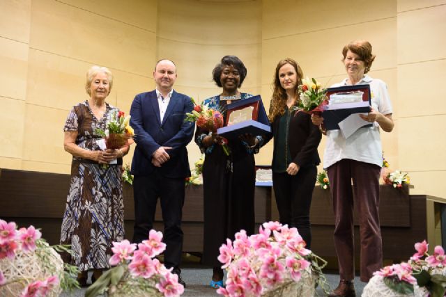 El colectivo de mujeres extranjeras recibe el premio mujer mazarronera 2017