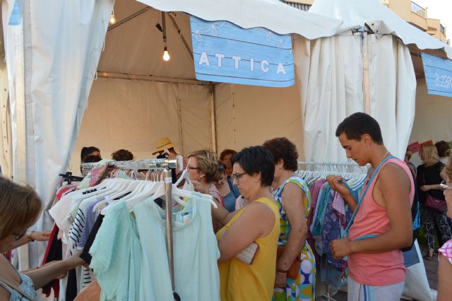 La plaza toneleros acoge una nueva feria outlet de los comercios locales