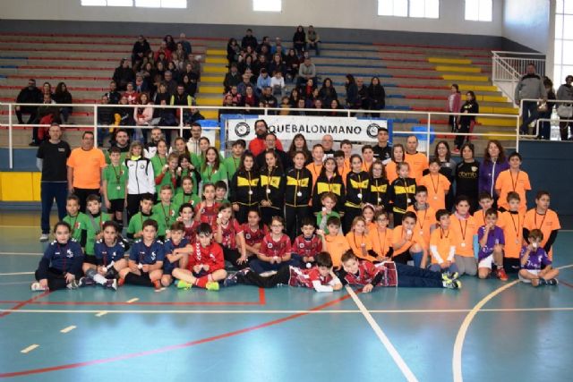 80 niños de diversos puntos de la región disfrutan en Mazarrón de una jornada de 'peque-balonmano'