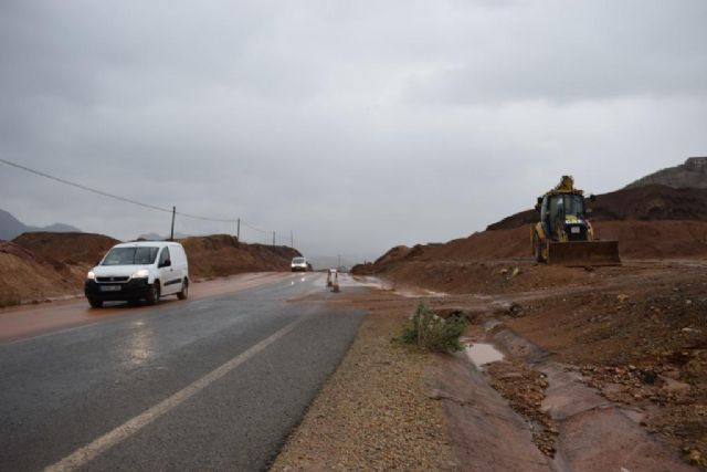 Carreteras trabaja en la limpieza de arrastres en la rm-d4