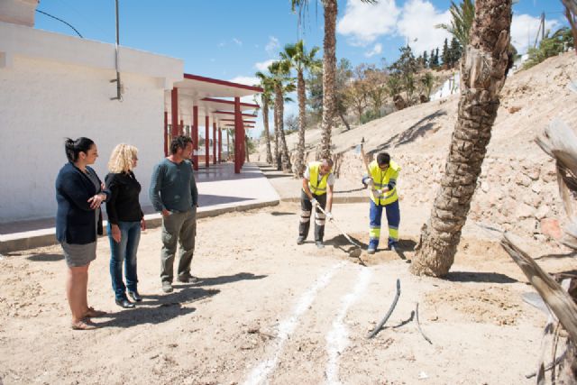 Adecúan el entorno de la estación de autobuses de Puerto de Mazarrón gracias al proyecto municipal de garantía juvenil