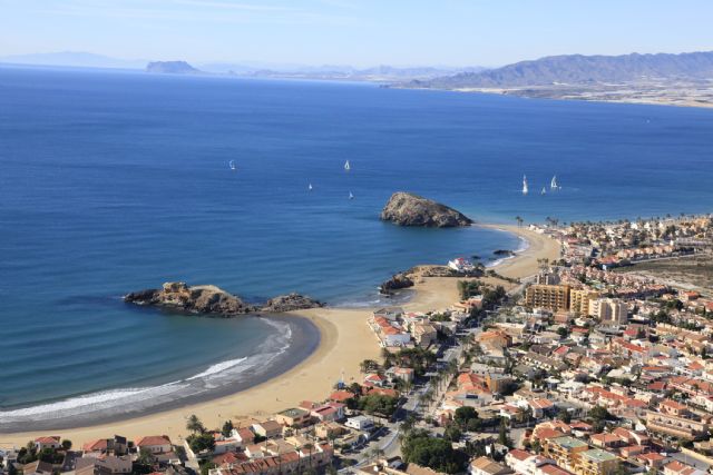 Seis banderas Q certifican la calidad turística de las playas de Mazarrón