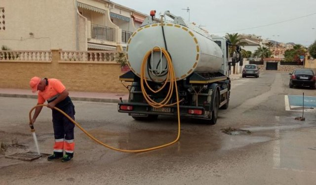 El ayuntamiento de mazarrón continúa realizando labores de limpieza en imbornales ante el aviso por lluvias