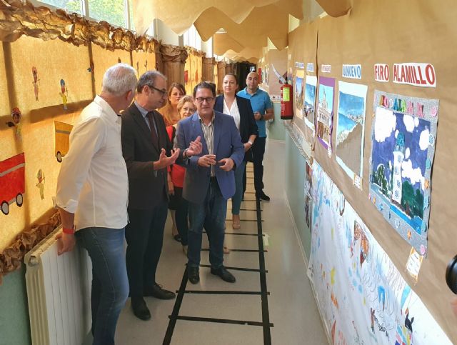 Marín visita el CEIP Infanta Leonor en Mazarrón, donde los alumnos desarrollan un proyecto sobre la minería