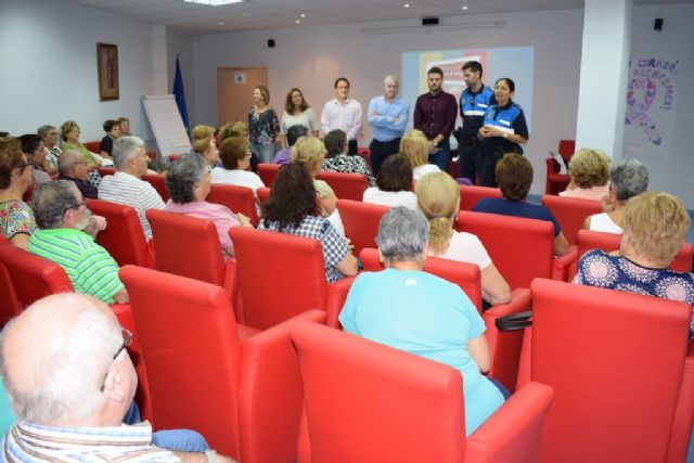 Los mayores del centro de día aprenden a mejorar su seguridad vial sin dejar de ser activos