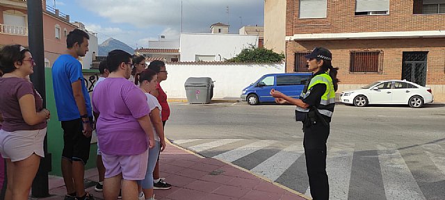 Policía Local enseña educación vial a los usuarios del Centro de Discapacidad Intelectual