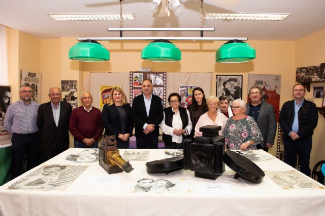 La exposición sobre la historia del cine en Mazarrón recala en el centro de personas mayores del Puerto