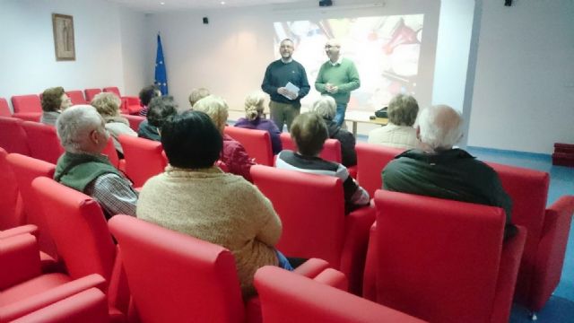 Charla sobre consumo responsable y reciclaje en el centro de día