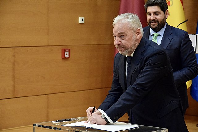 Ginés Campillo firma, junto a Teresa Ribera y Fernando López Miras, un acuerdo por el Mar Menor