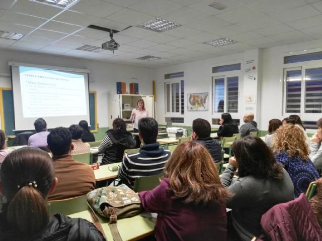 Conferencia y charlas de intercambio para celebrar el aniversario de la Escuela Oficial de Idiomas