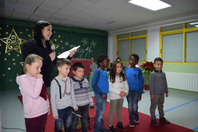 Los alumnos del colegio Bahía animan a leer 'Leo en la torre'