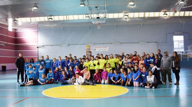 Más de un centenar de alumnos participa en la fase local de las pruebas 'jugando al atletismo' de deporte escolar