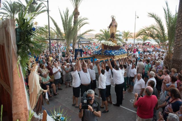 Centenares de personas vivieron la fiesta del Carmen junto a los pescadores de Puerto de Mazarrón