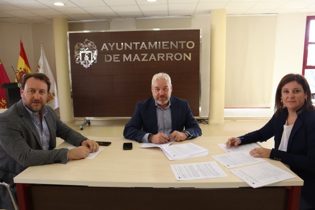 Firma del contrato para las infraestructuras de apoyo a la educación ambiental en la laguna de la Rambla de las Moreras