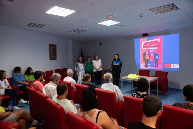 La jefatura provincial de tráfico ofrece charlas de seguridad vial en los centros de mayores del municipio