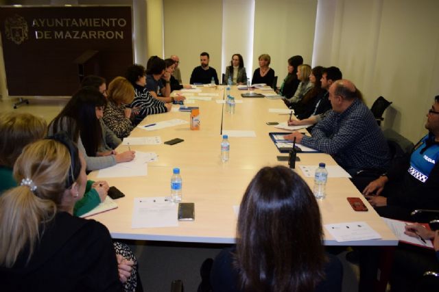 La mesa local contra la violencia de género reúne a un amplio número de profesionales de diferentes áreas