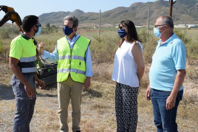 Acometen trabajos de desbroce y acondicionamiento en diversas vías regionales del municipio