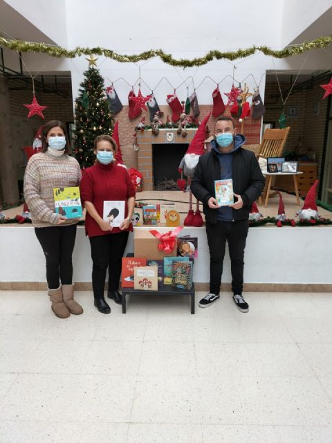 Entrega de lotes de libros a los centros de primaria