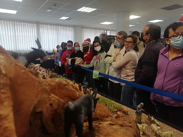 Usuarios del centro de día de personas con discapacidad visitan belenes del municipio