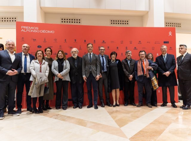 Ginés Campillo entrega el premio Alfonso X de ilustración 2023 a Ana Galvañ