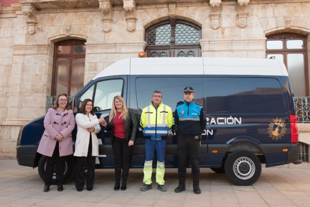 La Policía Local incorpora a su parque móvil un nuevo vehículo para señalización