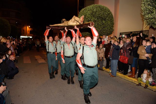 Multitudinaria procesión de los legionarios con el Cristo del Perdón