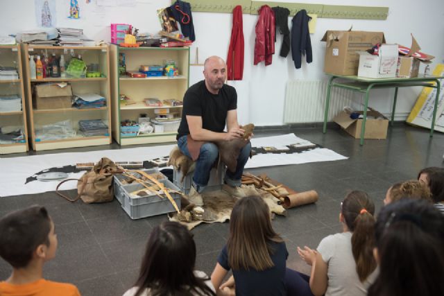 'El museo en el cole' acerca a los escolares la actividad de los primeros pobladores del municipio