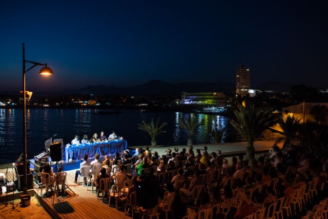 Mares de papel escenifica una bahía de poetas