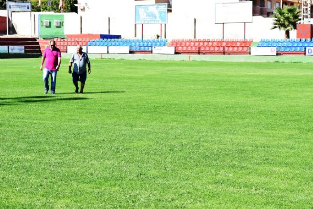 Deportes mejora el estado del césped del estadio municipal ´Pedro Méndez´