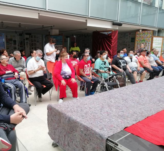 El centro de día de personas con discapacidad participa en un cuenta cuentos