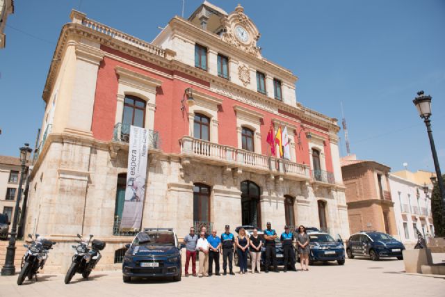 Cuatro nuevos coches y dos motocicletas amplían el parque automovilístico de la policía local