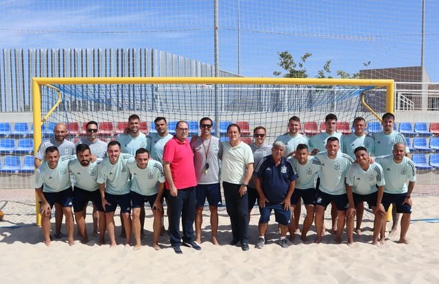 Las selecciones españolas masculina y femenina de fútbol playa entrenan en Mazarrón esta semana